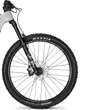 Vista frontal de FOCUS JAM² SL 9.9 destacando horquilla FOX y neumáticos Maxxis