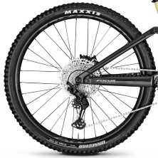 Vista trasera detallada del cambio Shimano XT y neumáticos Maxxis de la FOCUS JAM2 SL 8.8