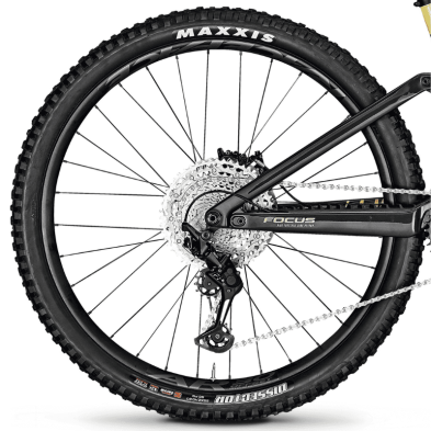 Vista trasera detallada del cambio Shimano XT y neumáticos Maxxis de la FOCUS JAM2 SL 8.8