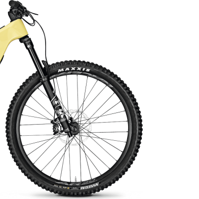 Vista delantera detallada con neumáticos Maxxis de la FOCUS JAM2 SL 8.8