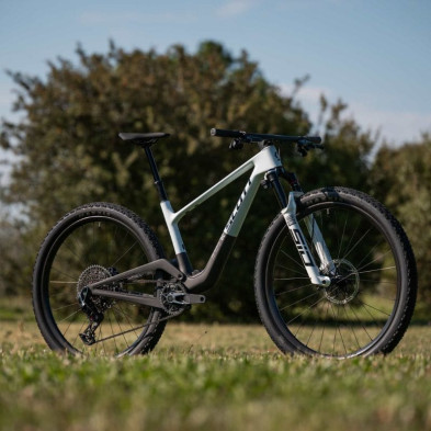 Scott Spark RC World Cup 2027. Bicicleta MTB XC. Cumulus White / Carbon Black
