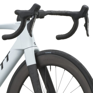 Scott Foil RC 20 2027. Bicicleta carretera. Cumulus White / Carbon Black